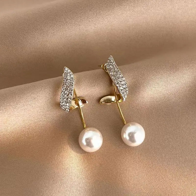 A new two wearing Pearl earrings