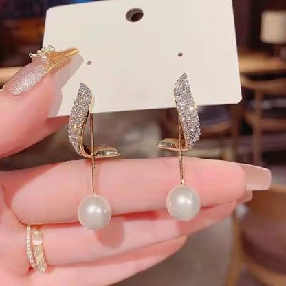 A new two wearing Pearl earrings